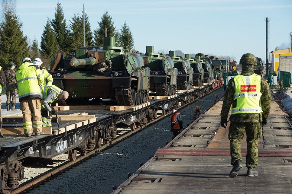 © AFP 2018 / Raigo Pajula Разгрузка французской военной техники, входящей в состав миссии НАТО, на военной базе Тапа, Эстония