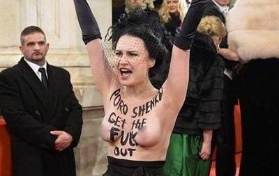 Фото: facebook.com/femenukraine Активистка движения Femen Алиса Виноградова протестует на Венском балу