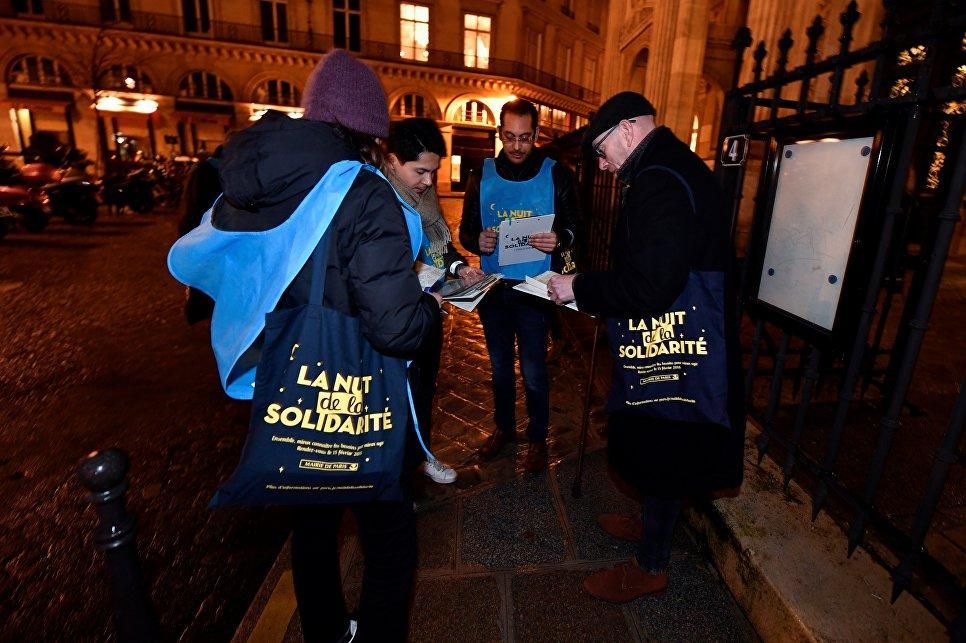 © AFP 2018 / Gerard Julien Волонтеры принимают участие в акции "Ночь солидарности" в Париже, Франция.