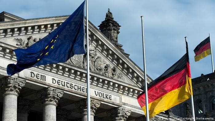 Флаг ЕС постоянно развевается и перед зданием бундестага, и перед ведомством федерального канцлера