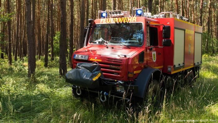 Пожарная машина в лесу около бранденбургского города Люббен