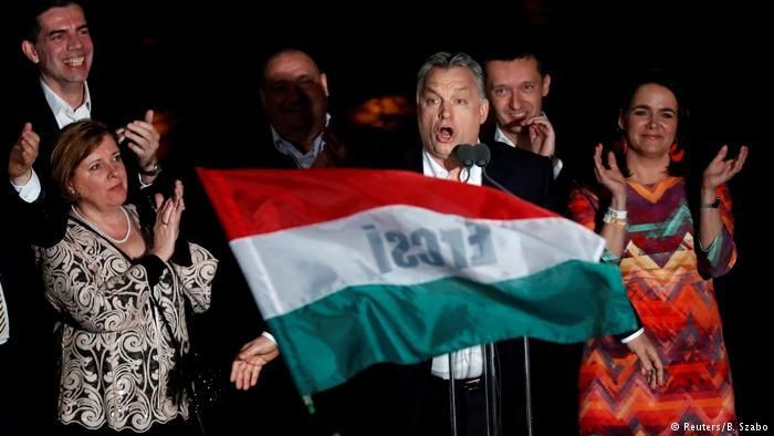 Виктор Орбан празднует победу на парламентских выборах, 8 апреля