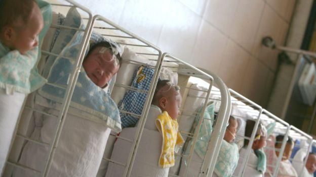 CHINA PHOTOS Image caption Младенцы в китайской больнице (архивное фото)
