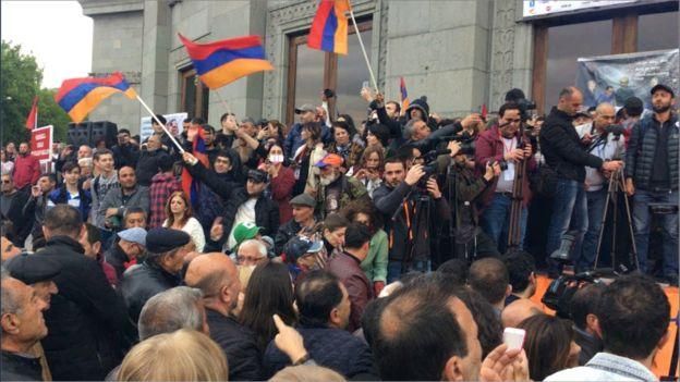 Протесты в Ереване продолжаются третьи сутки