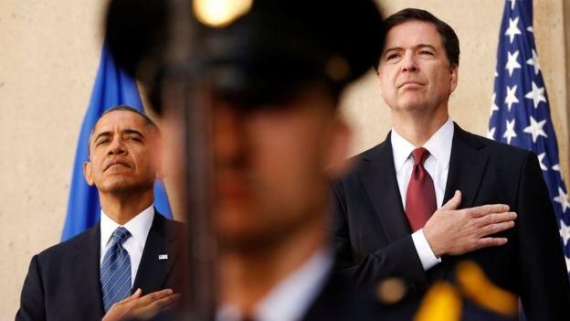 REUTERS Image caption Предыдущий президент США Барак Обама во время церемонии приведения к присяге Джеймса Коми на посту главы ФБР в 2013 году