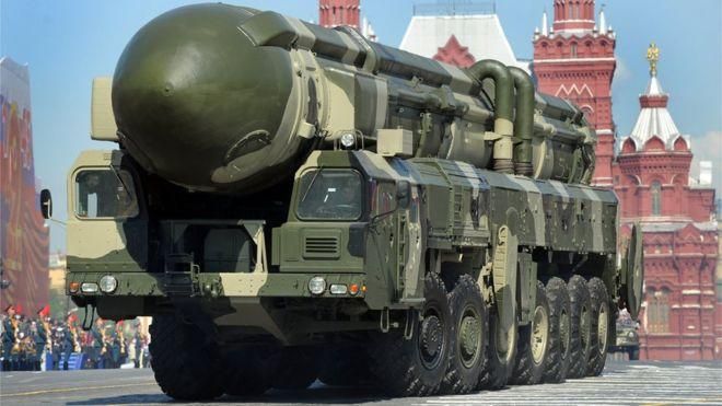 AFP Image caption На парадах Россия демонстрирует межконтинентальные "Тополи", но в парламенте Британии обсуждали вероятность применения россиянами малых зарядов, которые доставляются тактическими ракетами или даже артиллерийскими снарядами
