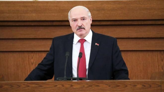 MAXIM GUCHEK/ TASS Image caption Александр Лукашенко, в прежние годы объяснявший ситуацию в стране и мире не менее четырех часов, в этот раз уложился в 90 минут