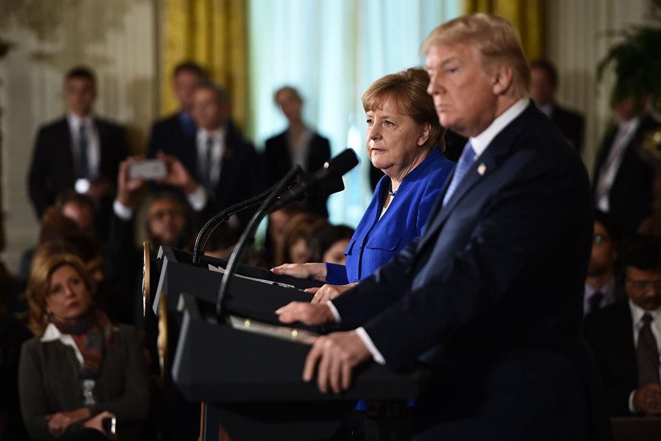 © AFP 2018 / Brendan Smialowski Президент США Дональд Трамп и канцлер Германии Ангела Меркель во время совместной пресс-конференции в Вашингтоне. 27 апреля 2018