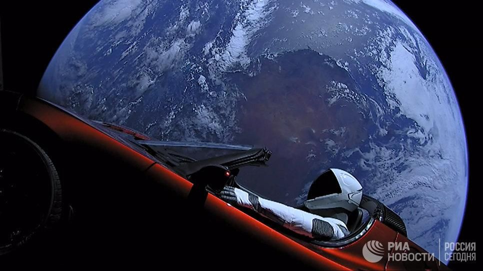 Личный автомобиль главы SpaceX Илона Маска - красный кабриолет Tesla Roadster, выведенный на орбиту ракетой-носителем Falcon Heavy американской компании SpaceX, с манекеном в скафандре за рулем в космическом пространстве © РИА Новости / SpaceX Flickr