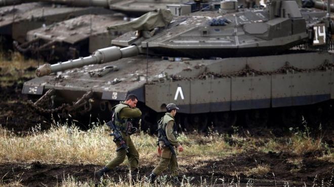 REUTERS Image caption Израильская армия на Голанских высотах приведена в состояние повышенной готовности