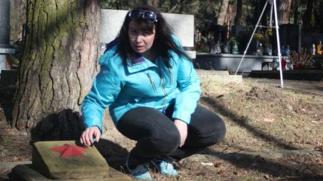VK Image caption В Польше Екатерина Цивильская состояла в обществе "Курск", которое ухаживает за советскими военными кладбищами