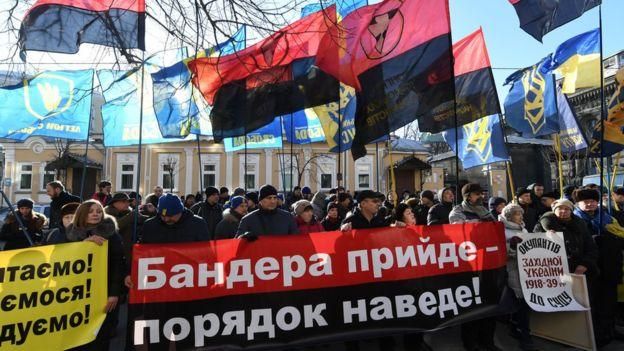 SERGEI SUPINSKY / GETTY Image caption Украинцы протестуют против новой версии польского закона об институте национальной памяти