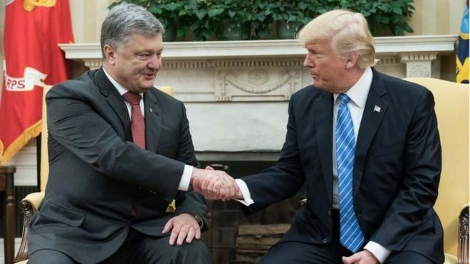 GETTY IMAGES Image caption Президент Украины Петр Порошенко встретился с Трампом в белом доме в июне 2017 года