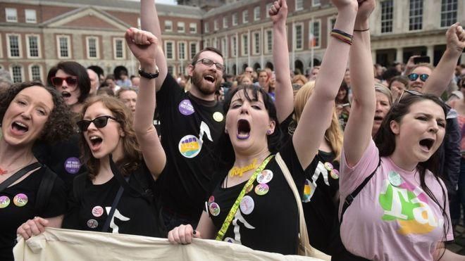 GETTY IMAGES Image caption Сторонники легализации абортов в Дублине радуются положительному для них исходу референдума
