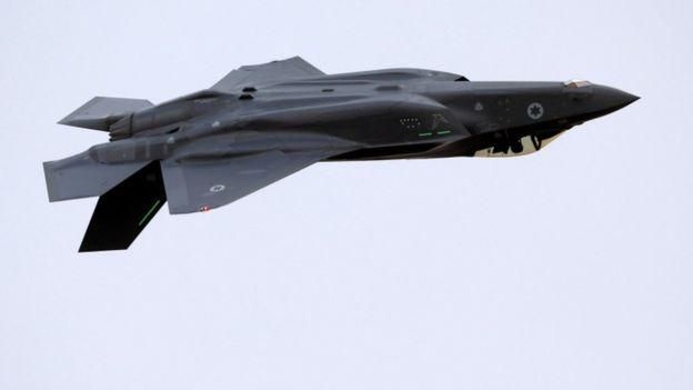 REUTERS Image caption Некоторые эксперты сомневаются в высокой боевой эффективности F-35
