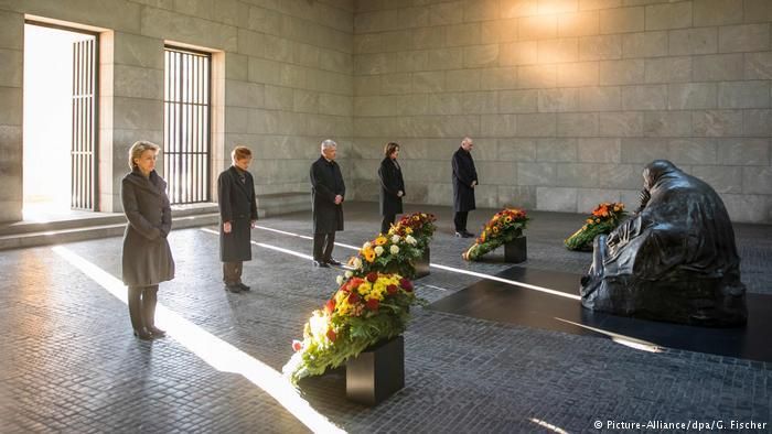 В День народной скорби немецкие политики возлагают цветы к мемориалу Neue Wache в Берлине