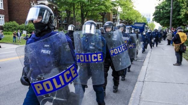 EPA Image caption Порядок во время проведения саммита будут обеспечивать 8000 полицейских и военных