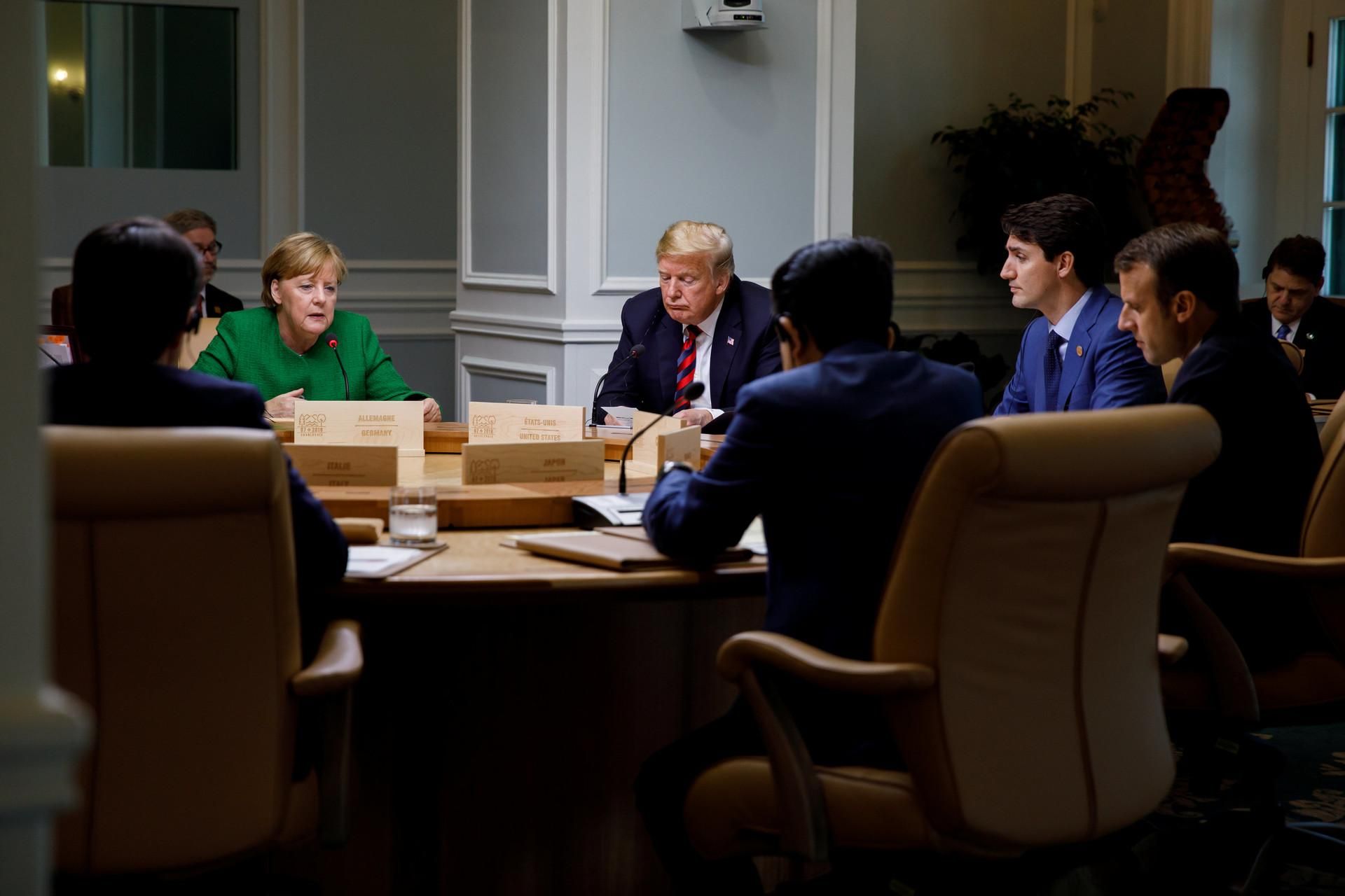 Лидеры стран G7 за столом переговоров Reuters