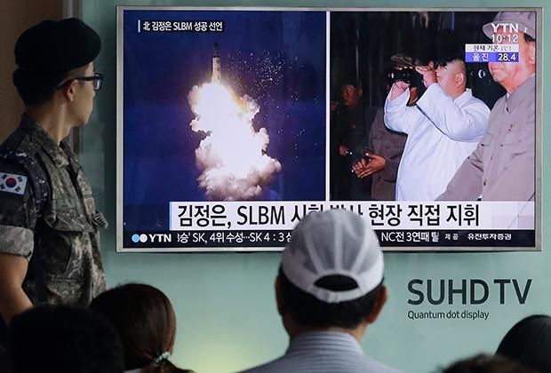 Солдат армии Южной Кореи смотрит выпуск новостей о запуске очередной северокорейской ракеты. 2016 год Фото: Ahn Young-joon / AP