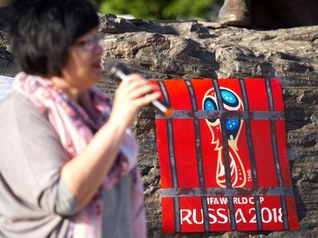 UNIAN Image caption Правозащитники призывают к бойкоту чемпионата мира по футболу в России и говорят о 70 украинских политзаключенных, которые там находятся