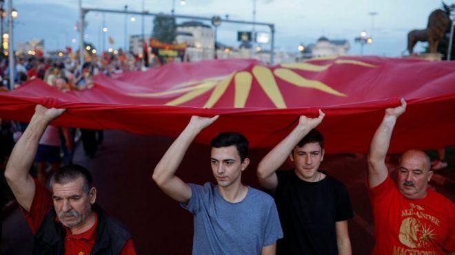 REUTERS Image caption Сторонники националистической партии VMRO-DPMNE выступают против любого переименования Македонии