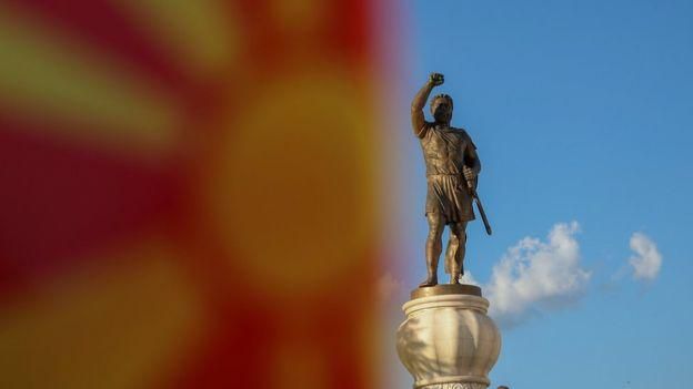 REUTERS Image caption Памятник древнему воину (считается, что это македонский царь Филип II) призван напомнить жителям Скопье об античном прошлом Македонии
