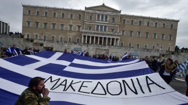 GETTY IMAGES Image caption В феврале в Греции прошли массовые протесты с требованиями защитить название "Македония"