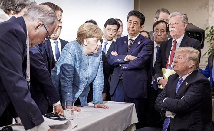 Канцлер ФРГ Ангела Меркель разговаривает с президентом США Дональдом Трампом на саммите G7. 9 июня 2018 © AP Photo, Jesco Denzel/Федеральное правительство Германии