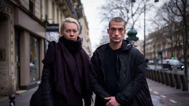 GETTY IMAGES Image caption Павленский и его гражданская жена Оксана Шалыгина переехали во Францию в начале прошлого года