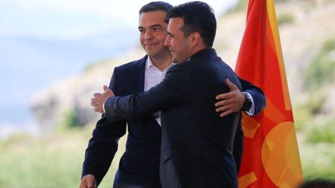 REUTERS Image caption Премьеры Греции и Македонии на торжественной церемонии у озера Преспа