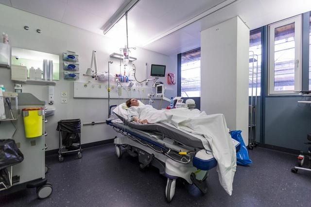 В свое время члены клана Каддафи регулярно лечились в Швейцарии, например, в бернской клинике «Insel Spital». На фото: палата в этой крупнейшей в стране больнице. (Keystone)