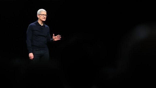 JUSTIN SULLIVAN/GETTY Image caption Глава Apple Тим Кук заявил, что не представлял себе, сколько времени проводит, глядя на экран своего айфона