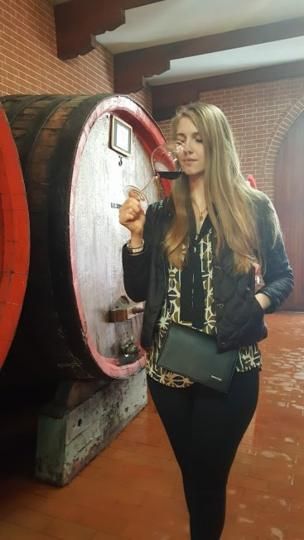 MARIA RUSINA Image caption Маша Русина "откупилась" от белорусского государства и занимается продажей итальянского вина