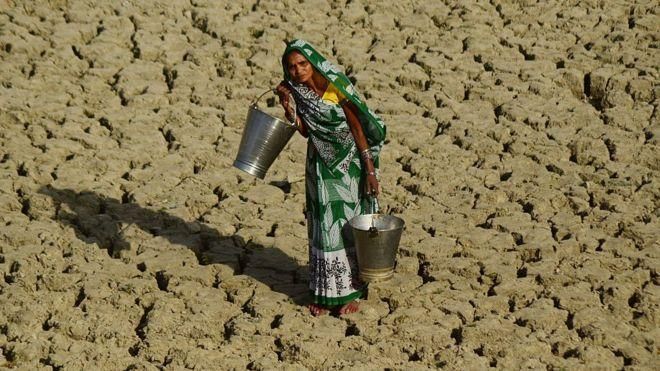 GETTY IMAGES Image caption Многие женщины в Индии стараются пить как можно меньше жидкости, чтобы реже ходить в туалет, который часто находится довольно далеко от их дома