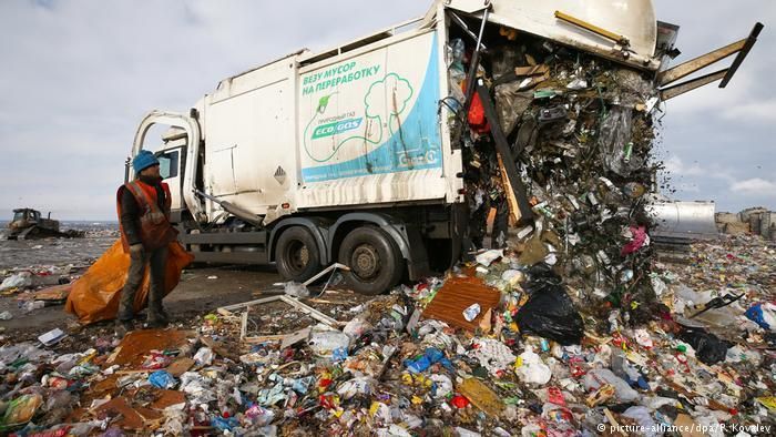 Разгрузка мусоровоза на свалке близ Санкт-Петербурга в 2017 году