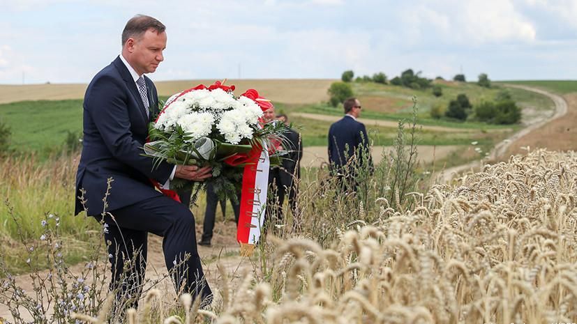 Президент Дуда возложил цветы на поле уже не существующей польской деревни Колония Покута в Волыни (8/22) © president.pl