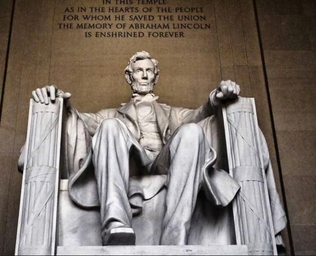 Монумент президента США Авраама Линкольна в Вашингтоне