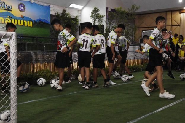 AFP Image caption Мальчики пришли на пресс-конференцию в своей футбольной форме