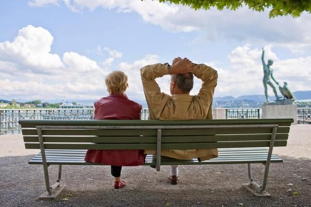 Без повышения НДС и пенсионного возраста для женщин, как видно, в Швейцарии не обойтись. (Keystone)
