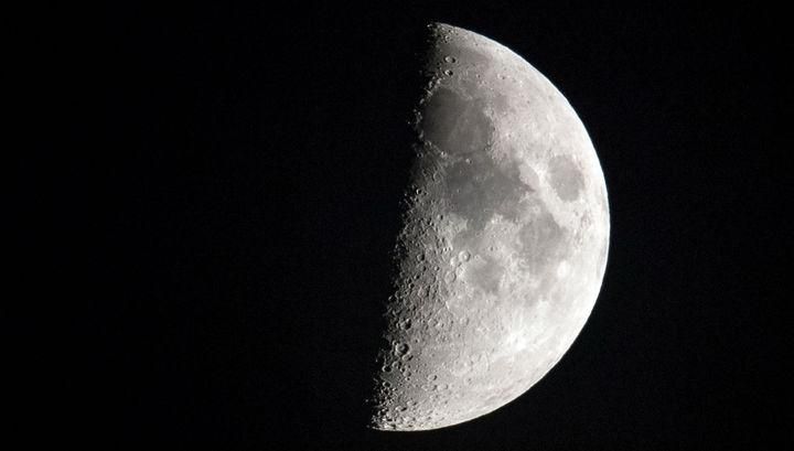 Опередить, возникла ли жизнь на Луне или она была перенесена из другого места, можно только в ходе будущей программы исследования спутника, считают учёные. Фото Global Look Press.