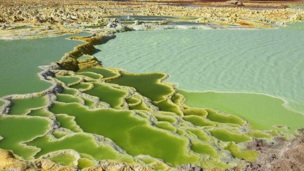 SCIENCE PHOTO LIBRARY Image caption Астробиологи изучают экстремальные природные условия, в том числе солёные озёра Земли