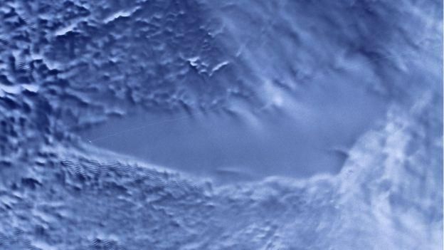 SCIENCE PHOTO LIBRARY Image caption Озеро Восток было обнаружено под 4-километровым слоем антарктического льда