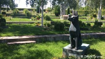 Памятник на кладбище домашних животных