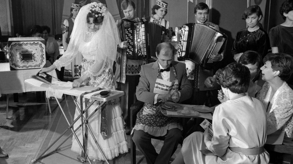 EDUARD KOBYAK/TASS Image caption Первая безалкогольная свадьба в Бресте. 31 октября 1985 года