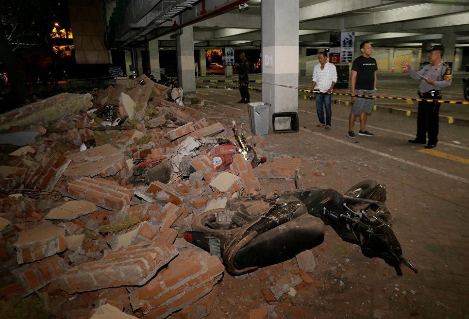 © REUTERS / Johannes P. Christo Последствия землетрясения на Бали