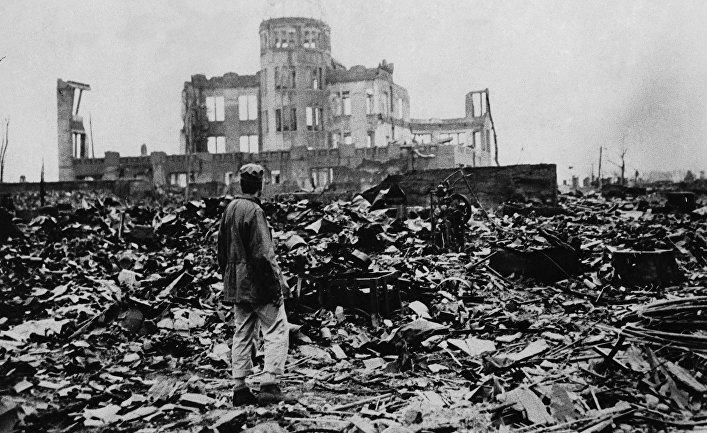© AP Photo, Выживший во время атомной бомбардировки Хиросимы у здания Выставочного центра Торгово-промышленной палаты