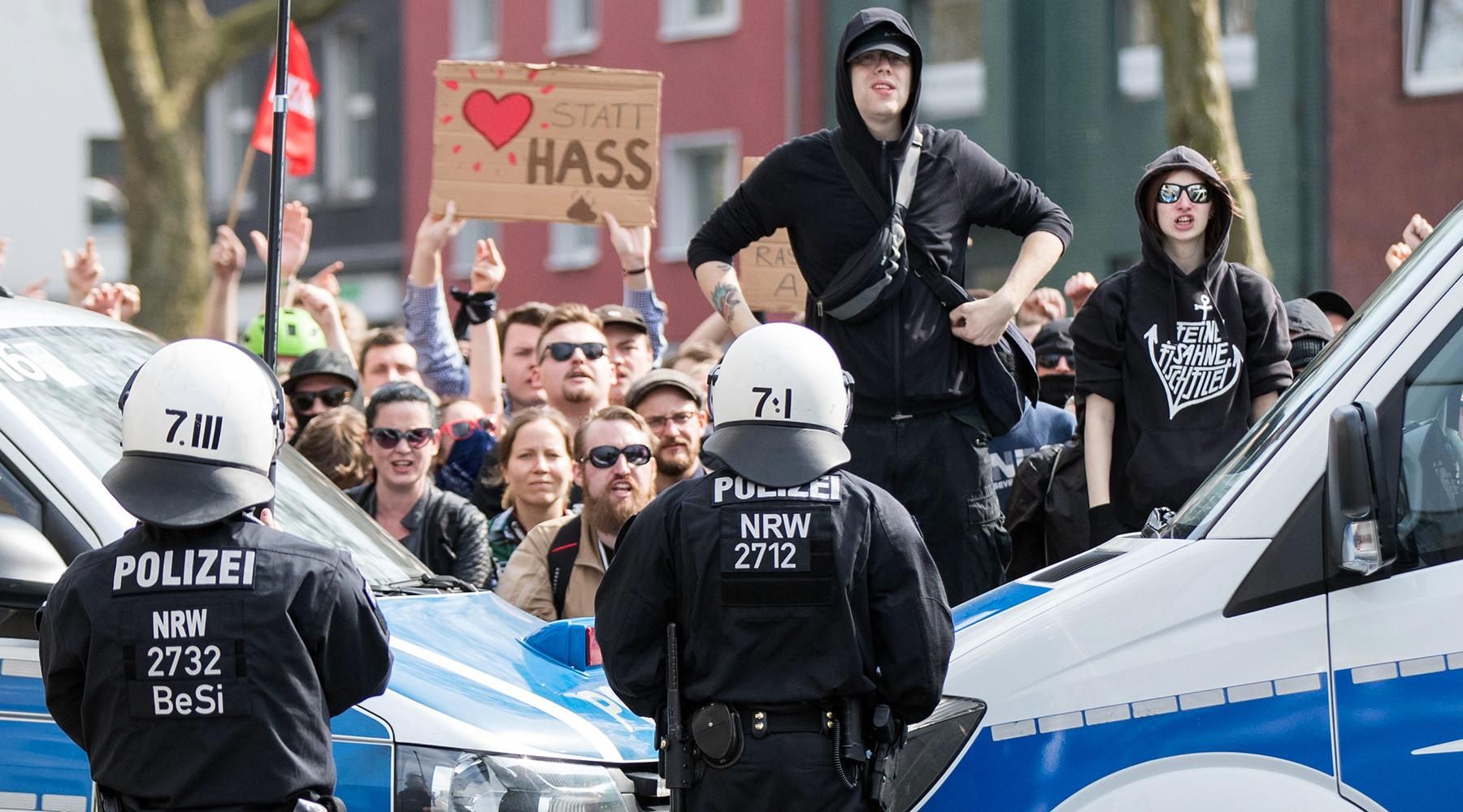 Полицейские на митинге сторонников правых движений AFP © Marcel Kusch / dpa