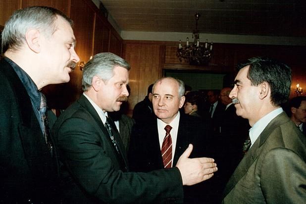 С Михаилом Горбачевым и Сергеем Шахраем.