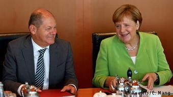Канцлер Ангела Меркель и министр финансов Олаф Шольц на заседании правительства ФРГ 29 августа