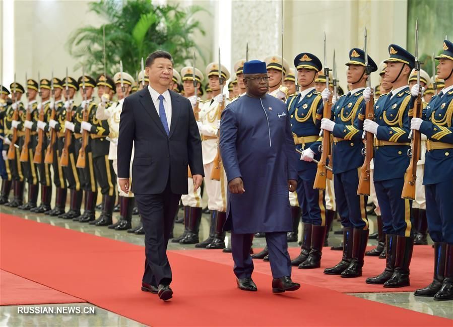 Председатель КНР Си Цзиньпин в четверг провел в Доме народных собраний переговоры с президентом Сьерра-Леоне Джулиусом Маадой Био.